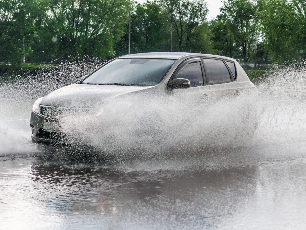 Машина по луже. Квадроцикл по воде. Амфибия rinspeed splash. Машина едет по воде. Скорости едет по воде.