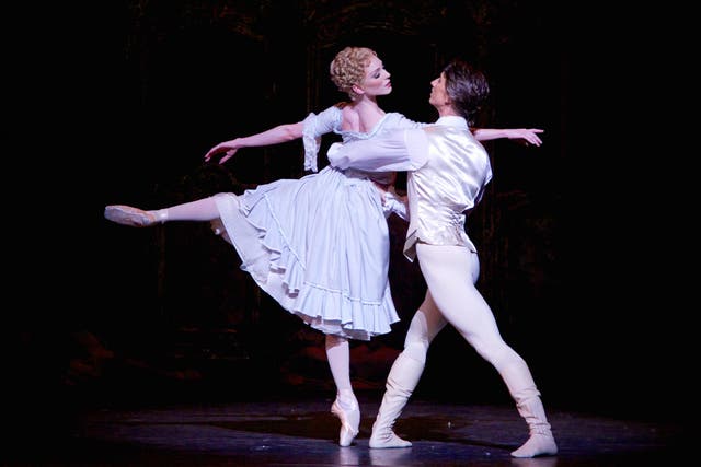 Sarah Lamb as Manon and Vadim Muntagirov as Des Grieux in the Royal Ballet’s production