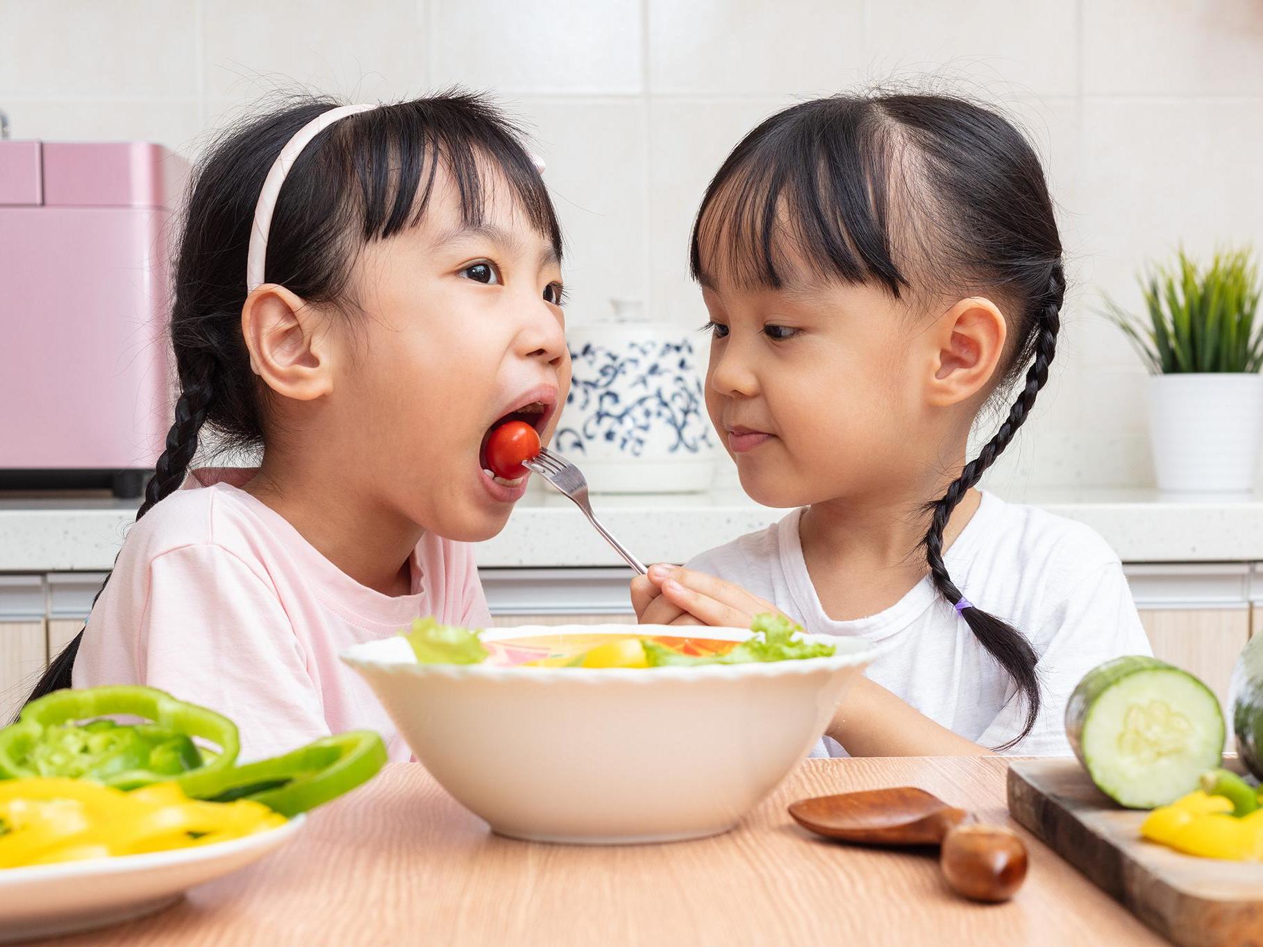 children sharing food