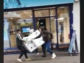 Men storm O2 store and walk off with entire phones display in brazen robbery