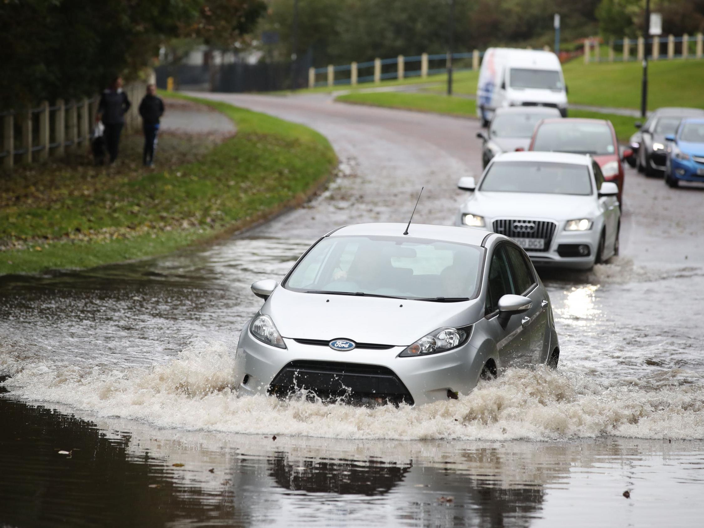 UK weather: Met Office forecasts 'torrential downpours, thunder, lightning and hail' in turbulent week
