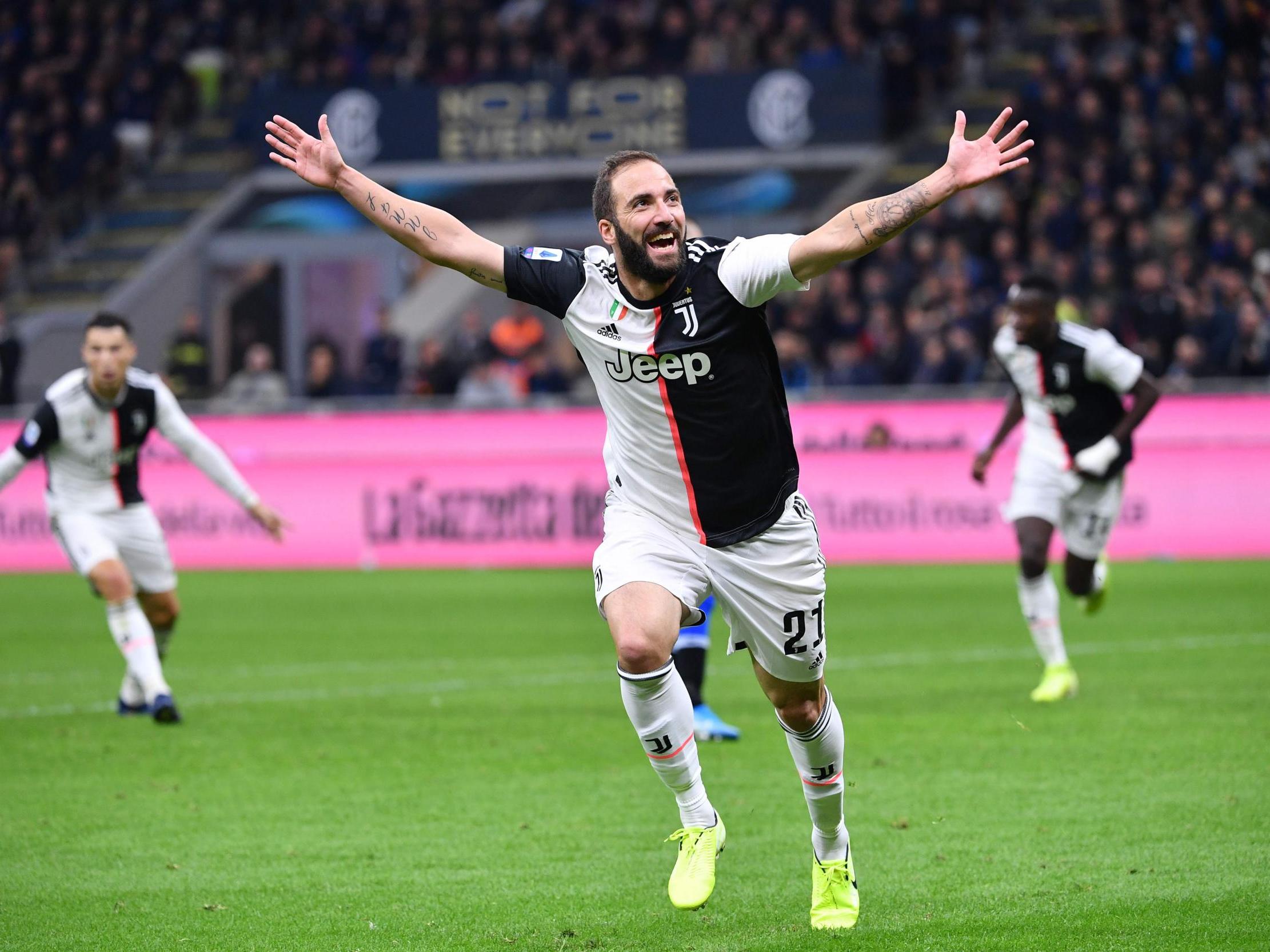 Gonzalo Higuain celebrates scoring Juventus' winner