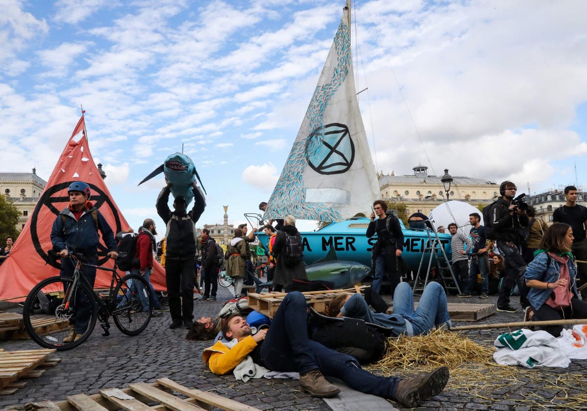 Extinction Rebellion protests: Hundreds arrested as climate activists shut down Westminster