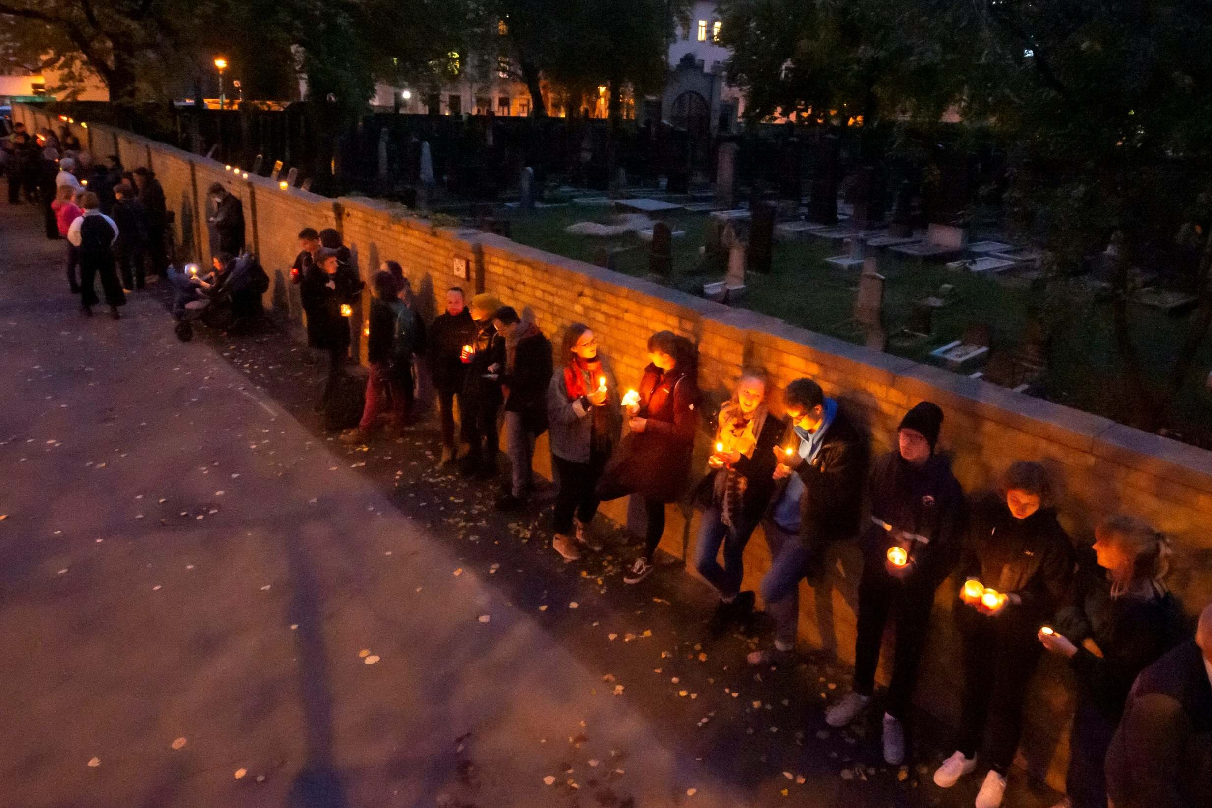 People make a human chain around the synagogue and the Jewish cemetery targeted by neo-Nazi Stephan Balliet