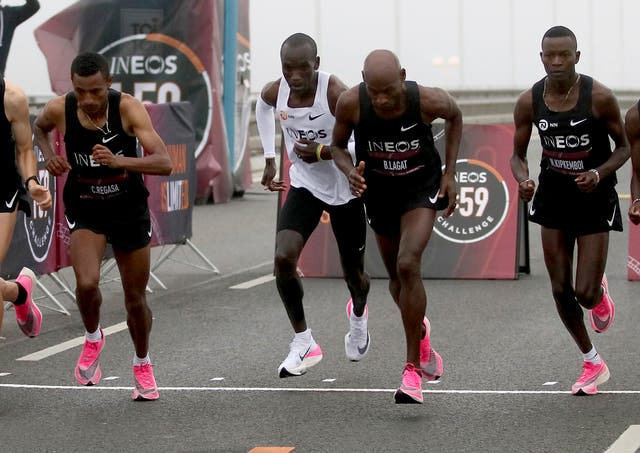 riem Leeg de prullenbak Matroos Nike ZoomX Vaporfly: What are the shoes Eliud Kipchoge wore in Ineos 1.59  marathon and why are they controversial? | The Independent | The Independent