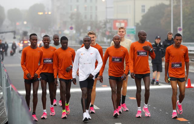riem Leeg de prullenbak Matroos Nike ZoomX Vaporfly: What are the shoes Eliud Kipchoge wore in Ineos 1.59  marathon and why are they controversial? | The Independent | The Independent