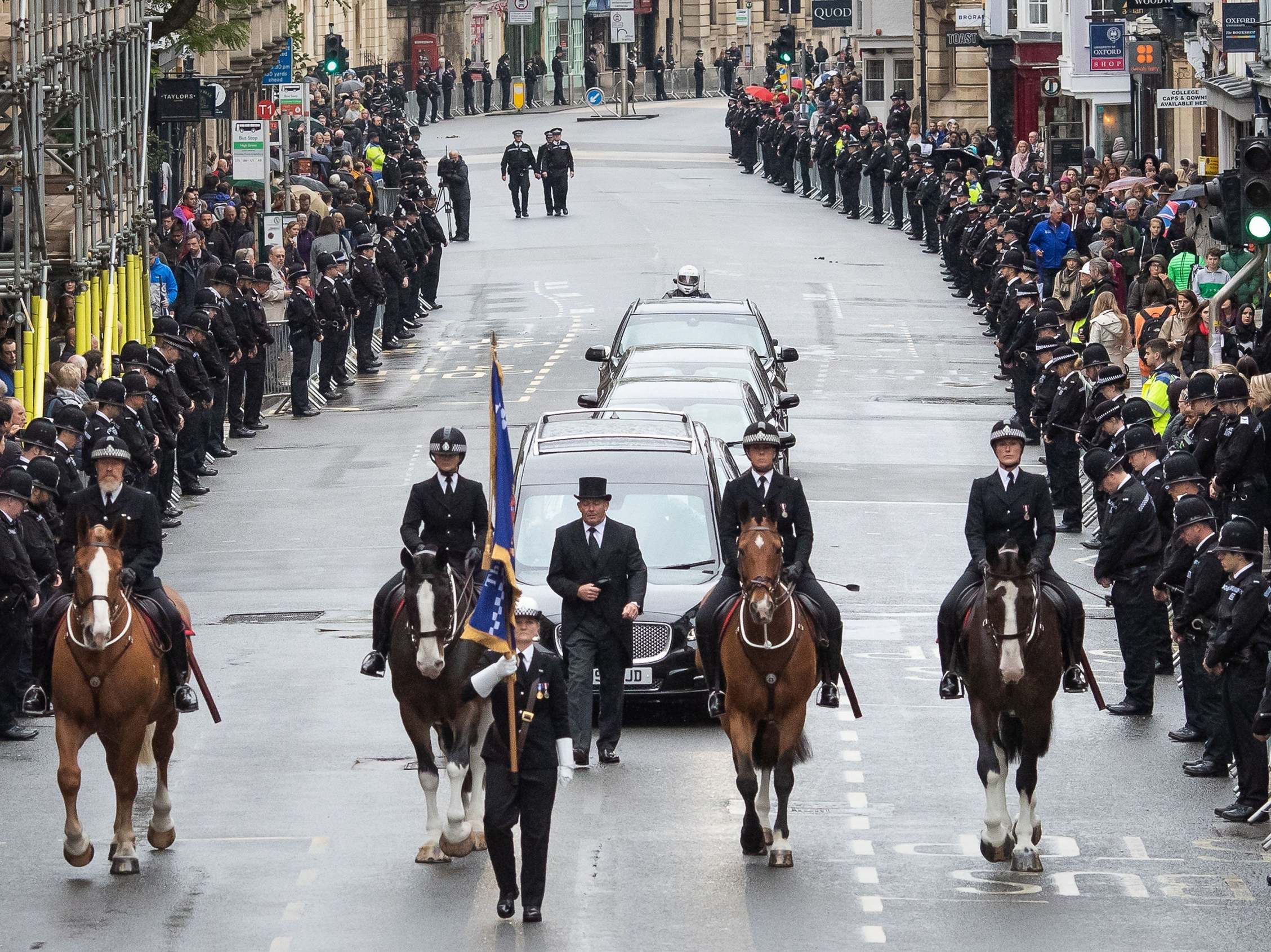 Hundreds of mourners line Oxford’s high street to pay their respects