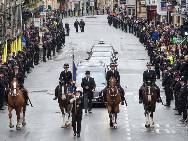 Hundreds of mourners line Oxford's high street to pay their respects