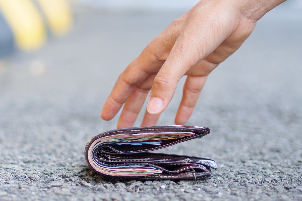 Good samaritan returns man’s lost wallet using ingenious tactic on ...