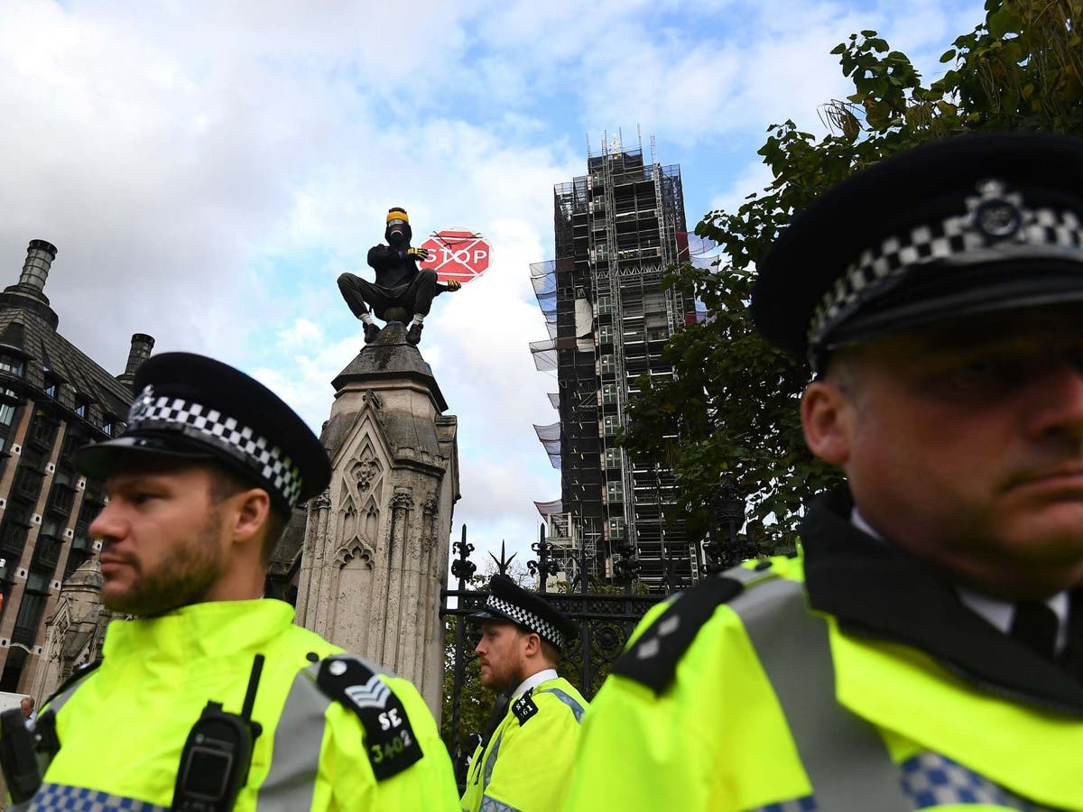 Extinction Rebellion: Protesters defy London ban, scaling buildings and blocking roads