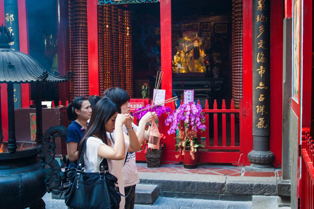Pay your respects at Lungshan Temple (Getty)