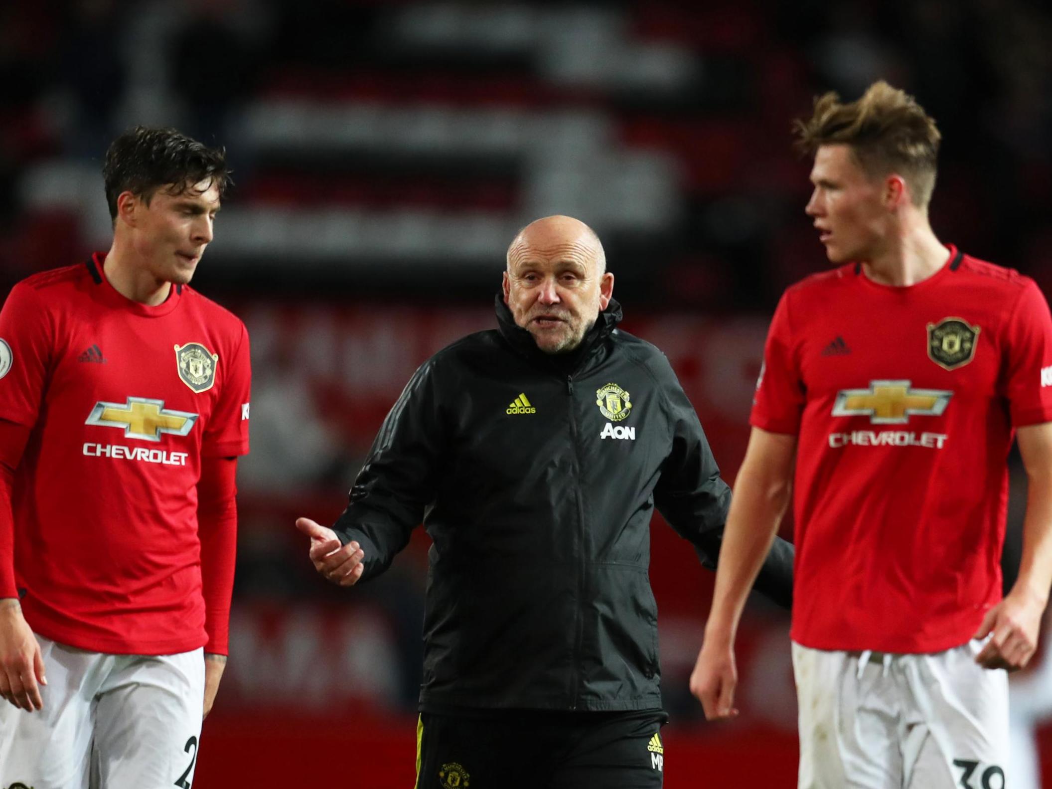 Manchester United assistant Mike Phelan with Victor Lindelof and Scott McTominay