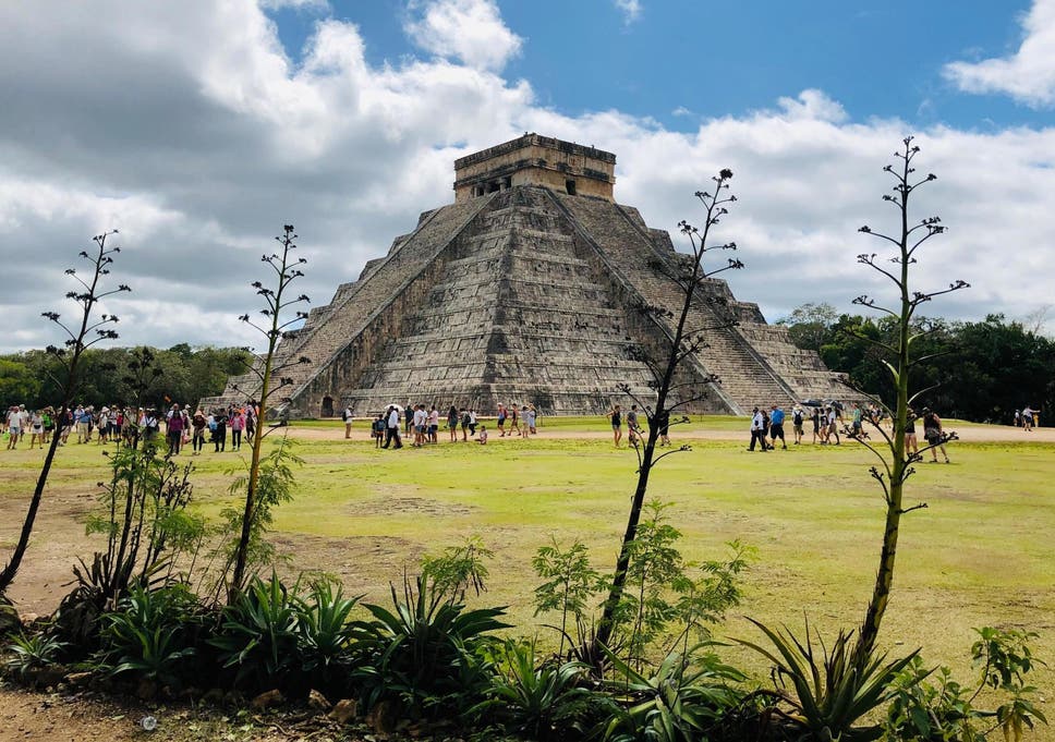 Pirâmide de Kukulcán no sítio arqueológico maia de Chichen Itza, no estado de Yucatan, México