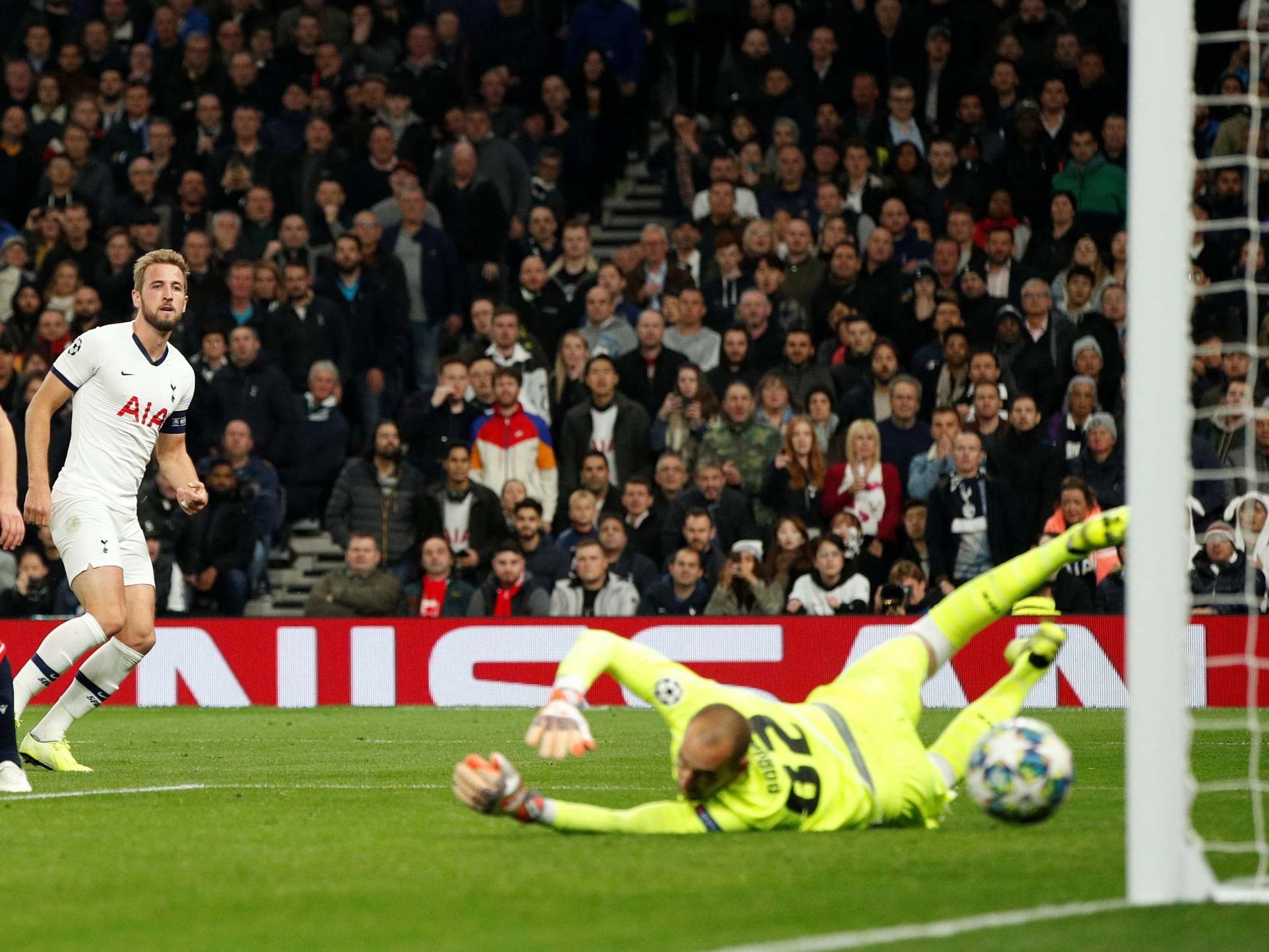 Harry Kane fires in Tottenham's fifth and final goal