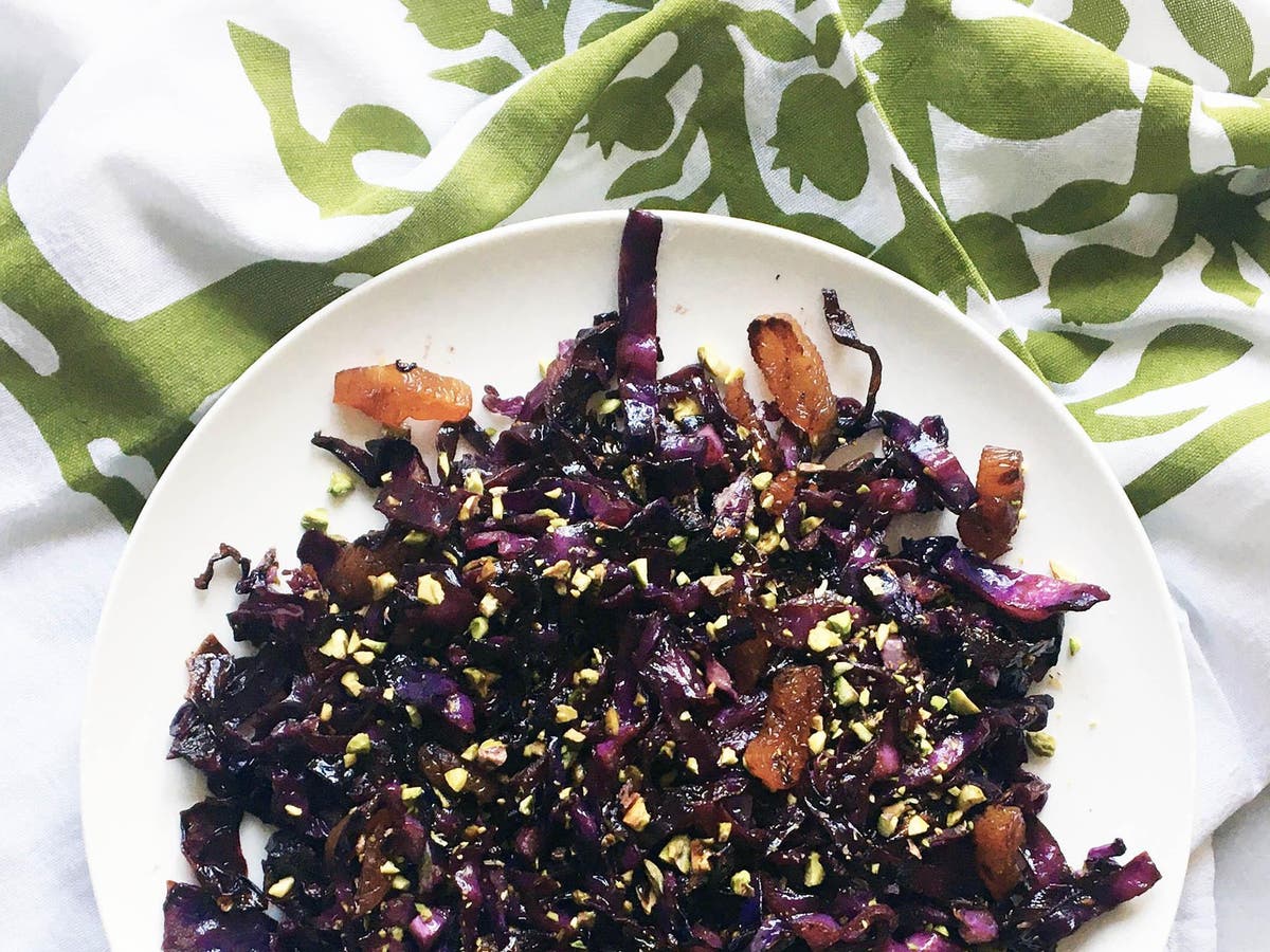 How to make roast red cabbage with apricots and pistachios