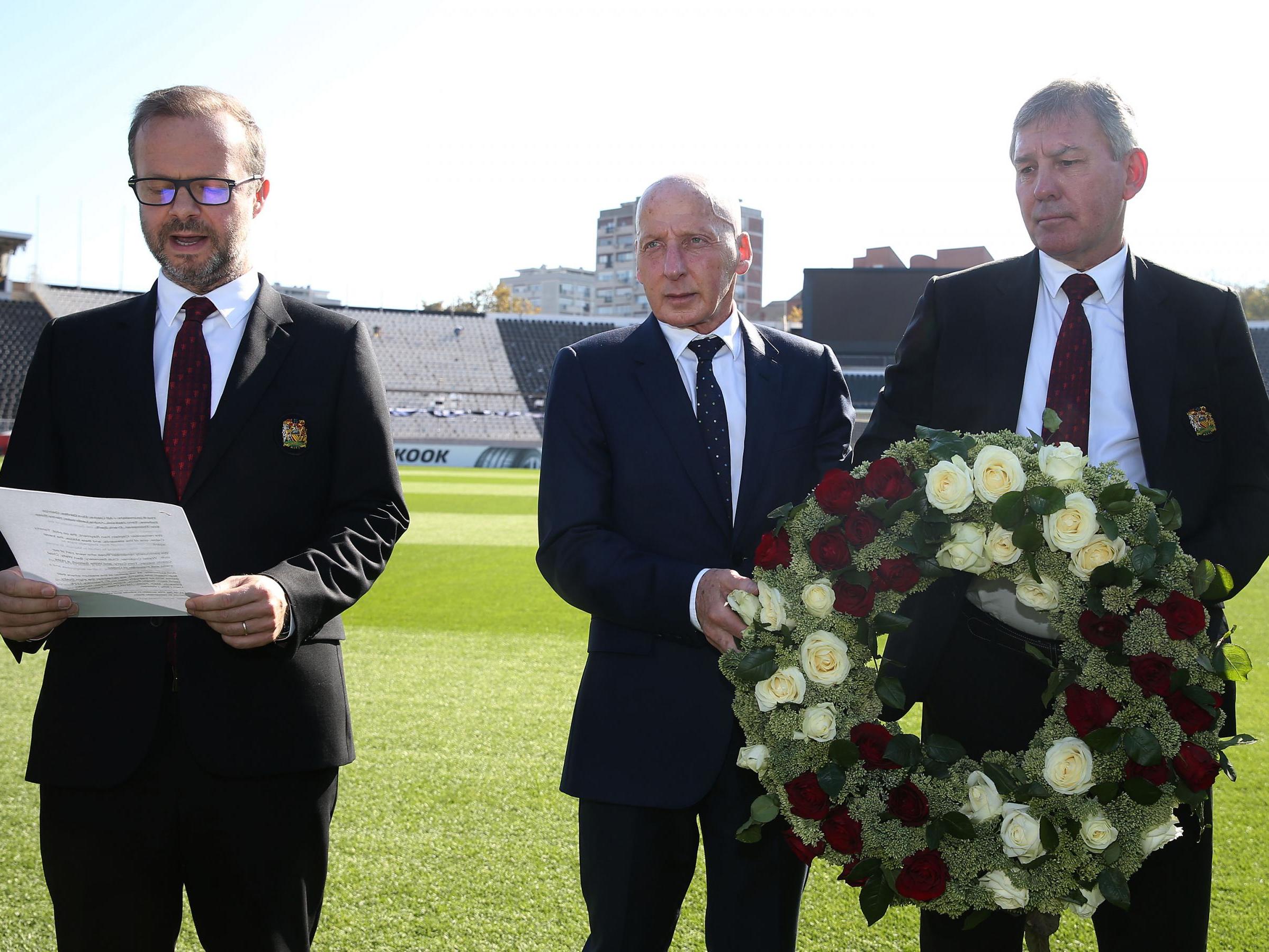 Ed Woodward, Bryan Robson and Mickey Thomas remember the victims of Munich air disaster