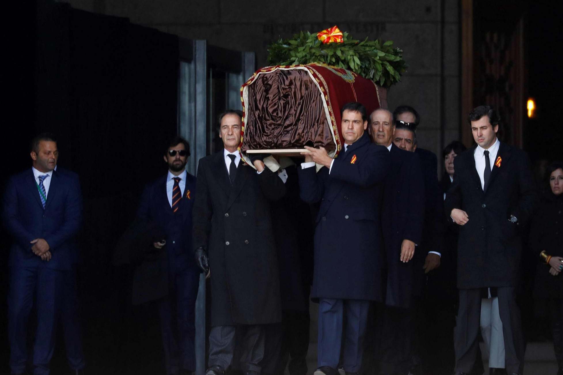 Family members carry the coffin of Spanish dictator Francisco Franco out of the Valley of the Fallen mausoleum