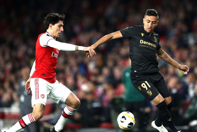 Hector Bellerin battles for possession with Davidson of Vitoria