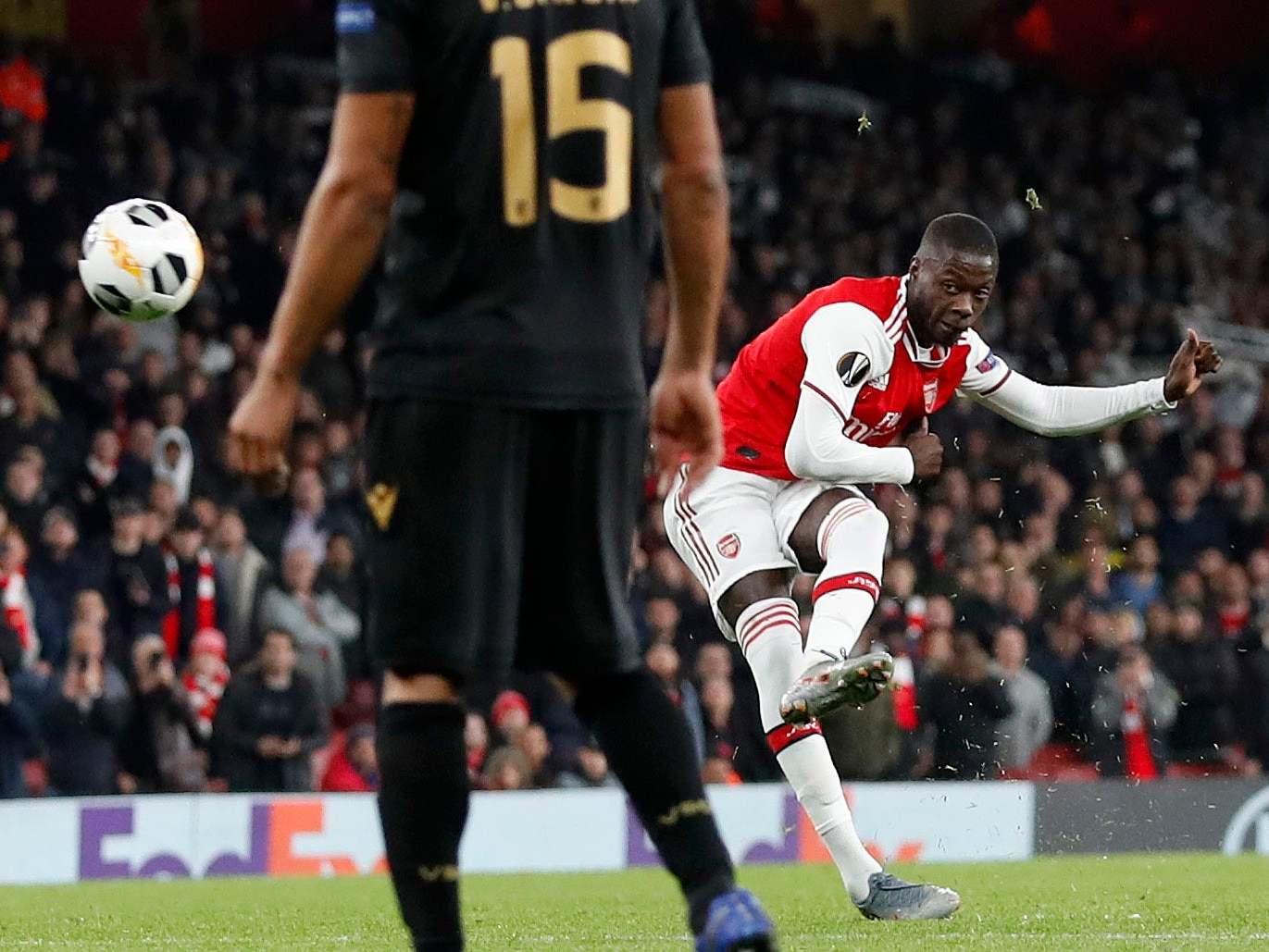 Nicolas Pepe bends in Arsenal's winning goal