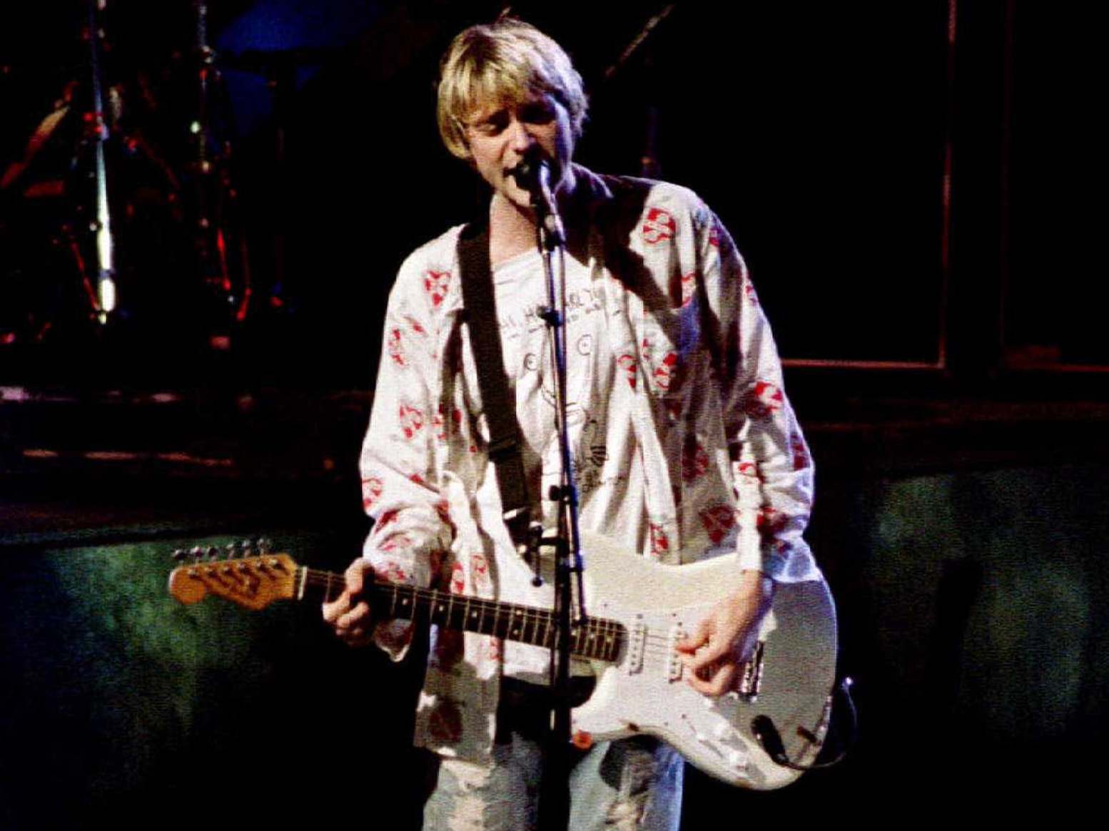 Kurt Cobain performing during the 1992 MTV Music Awards