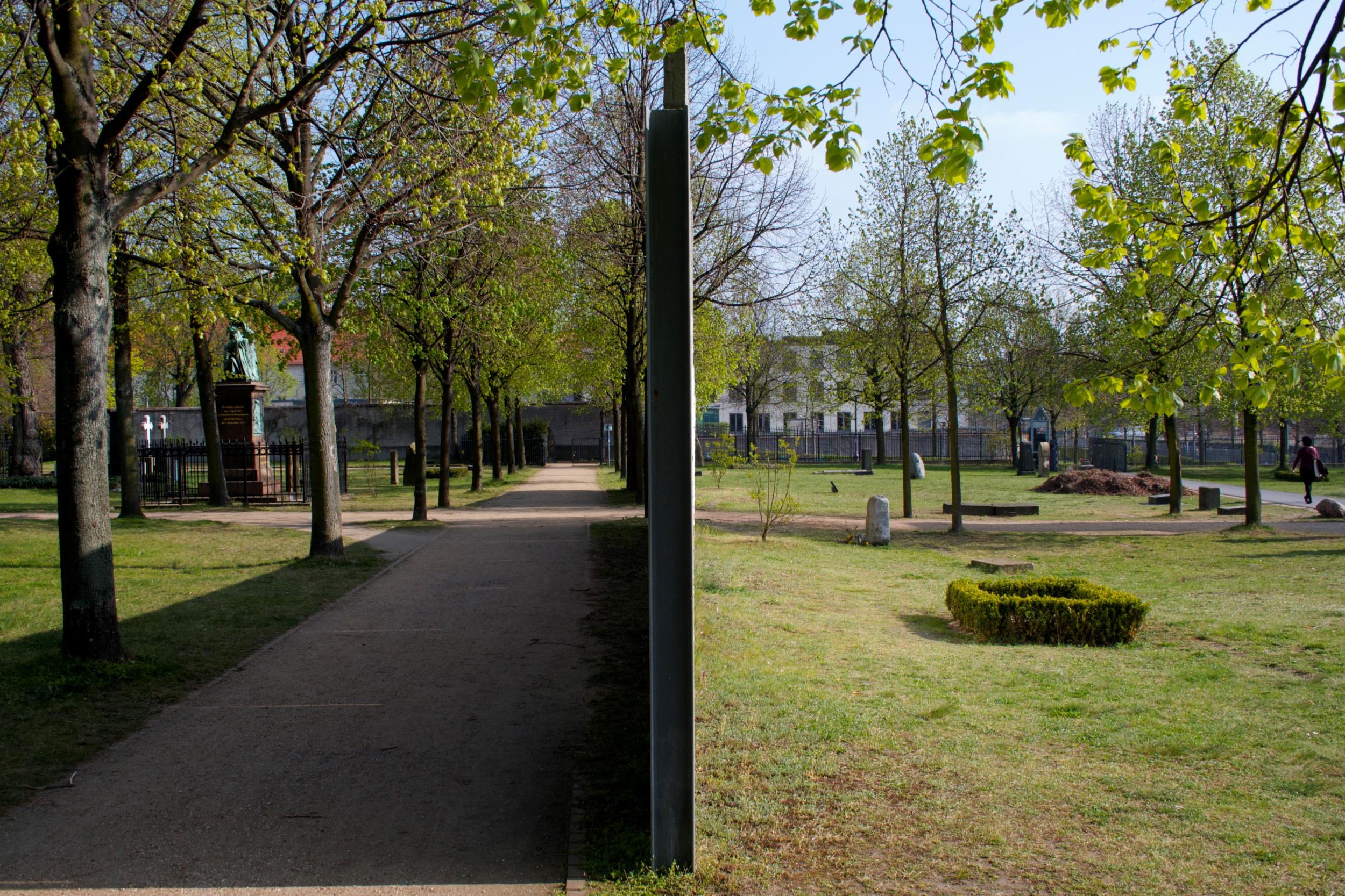 The Invalidenfriedhof was cleft in two by the wall