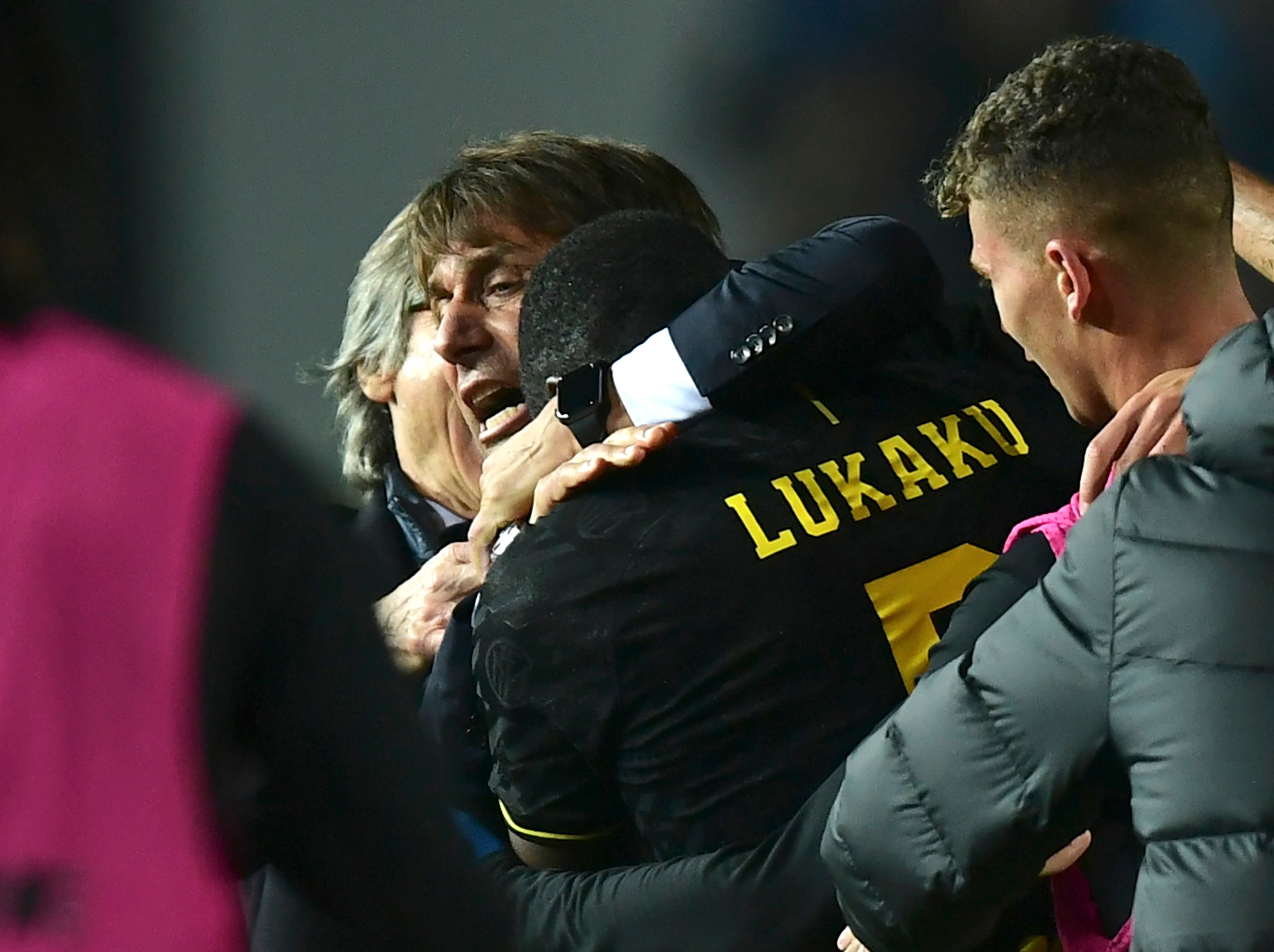 Conte embraces Lukaku after the latter's goal