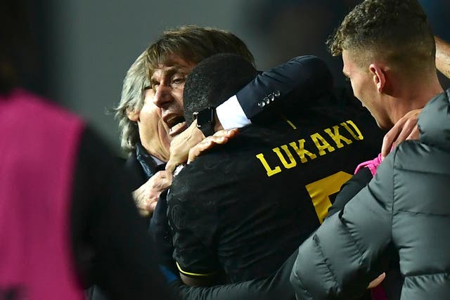 Conte embraces Lukaku after the latter's goal