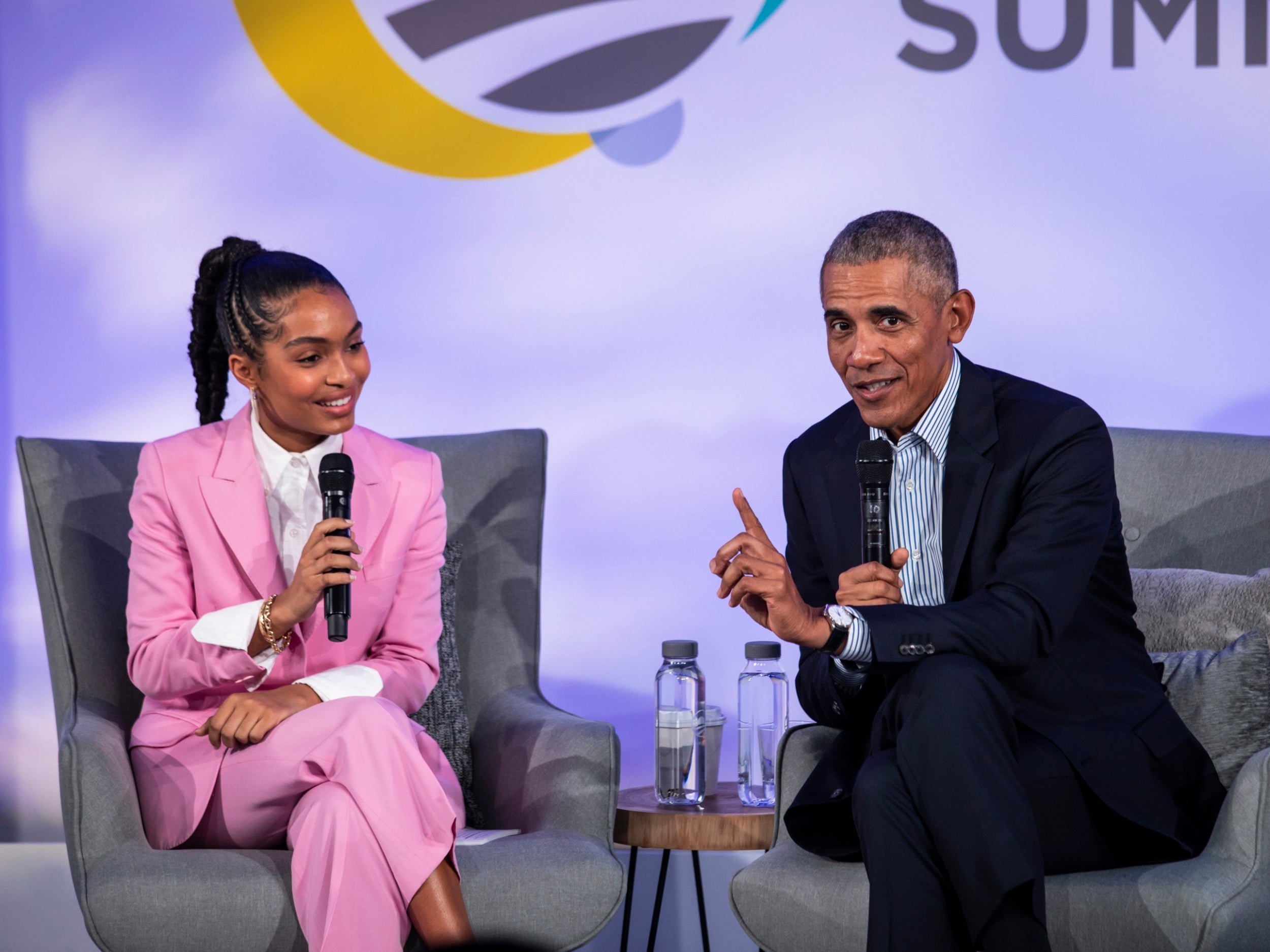 Former US president Barack Obama speaks with actor and activist Yara Shahidi during the Obama Foundation Summit (29 October 2019)