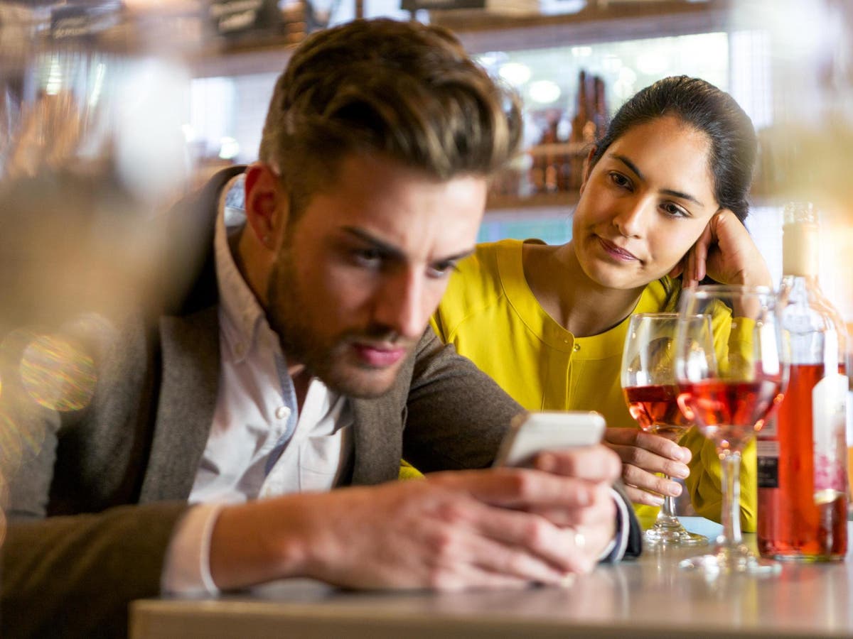 Dated from dating from. Seattle dating sites. Dated from dating from. Женщина на свидании. Мужчина на свидании.