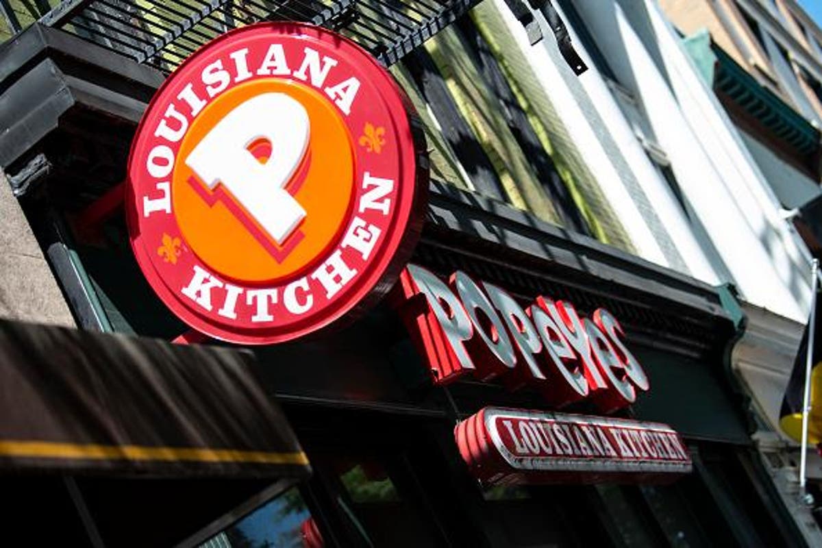 Man killed at Popeyes in fight linked to popular chicken sandwich