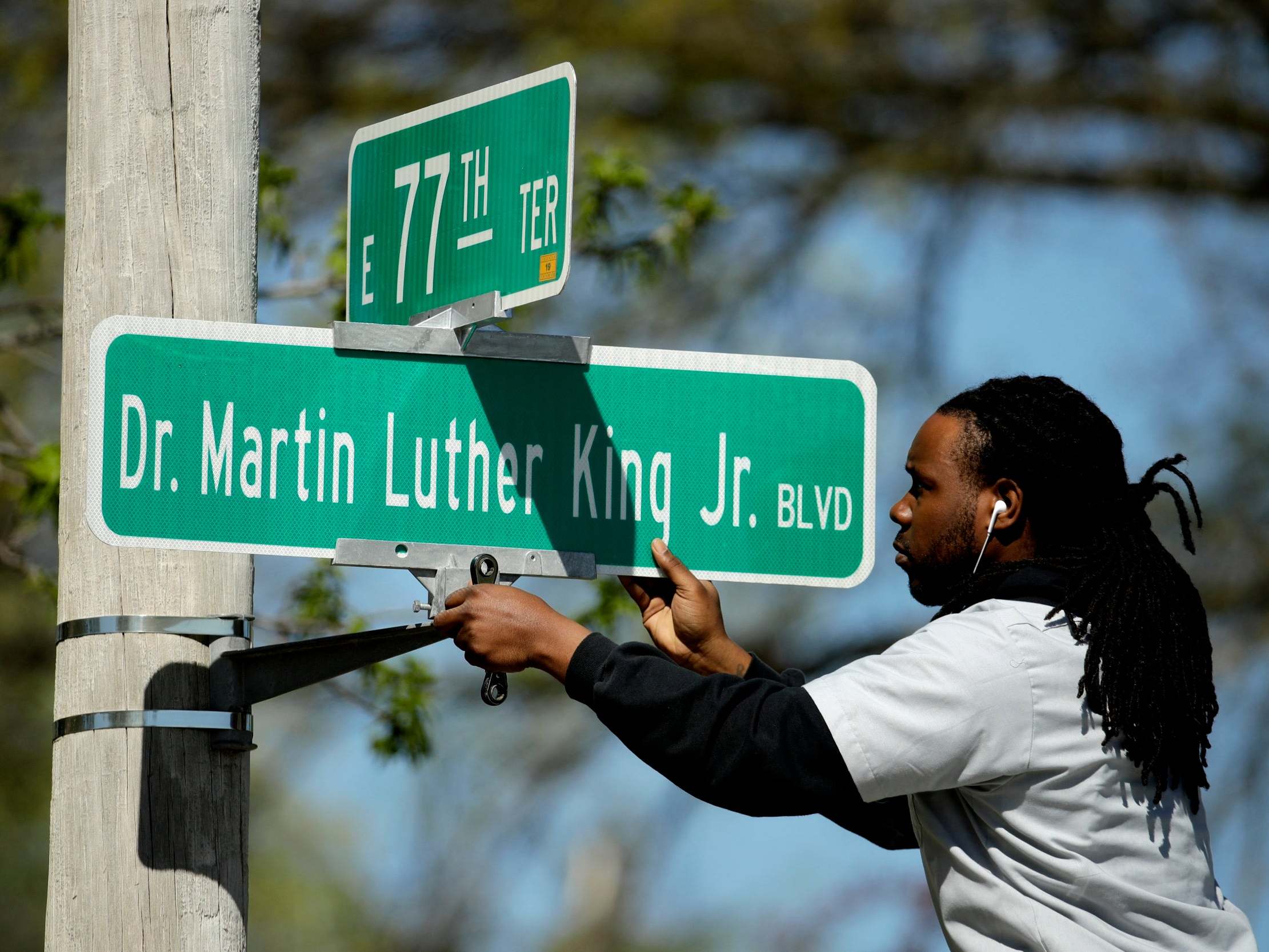 New road signs put up in Kansas City aftername change to honour Martin Luther Kingg