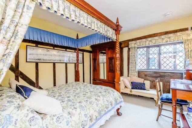 Four-poster luxury in the Potter pad