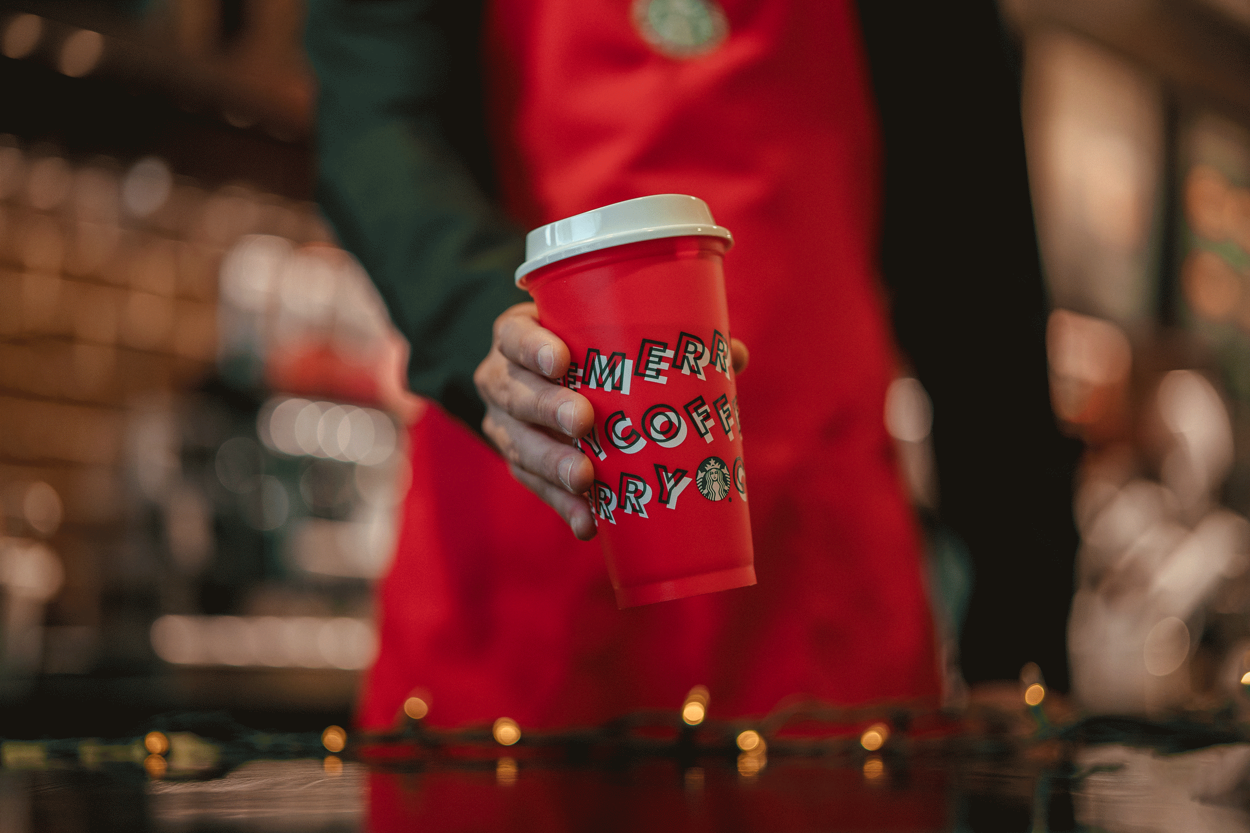Customers can get a reusable holiday cup while supplies last (Starbucks)