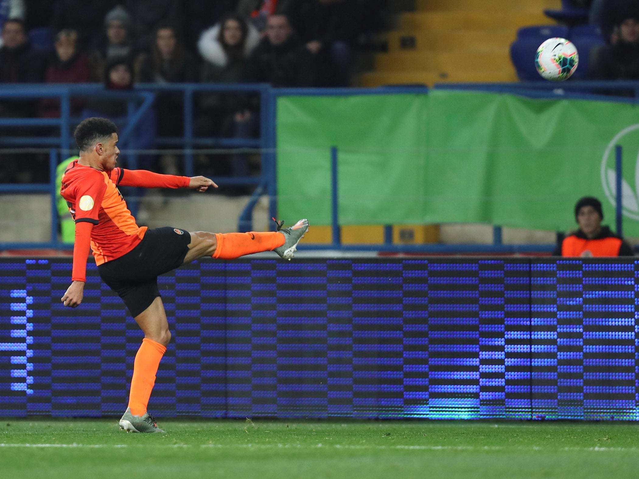 Taison kicked the ball at the Dynamo fans