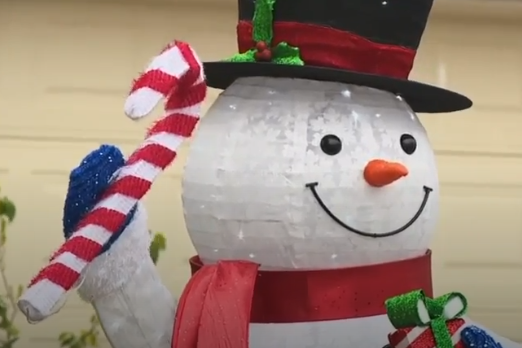 Couple refuses to take down snowman (WOAI)