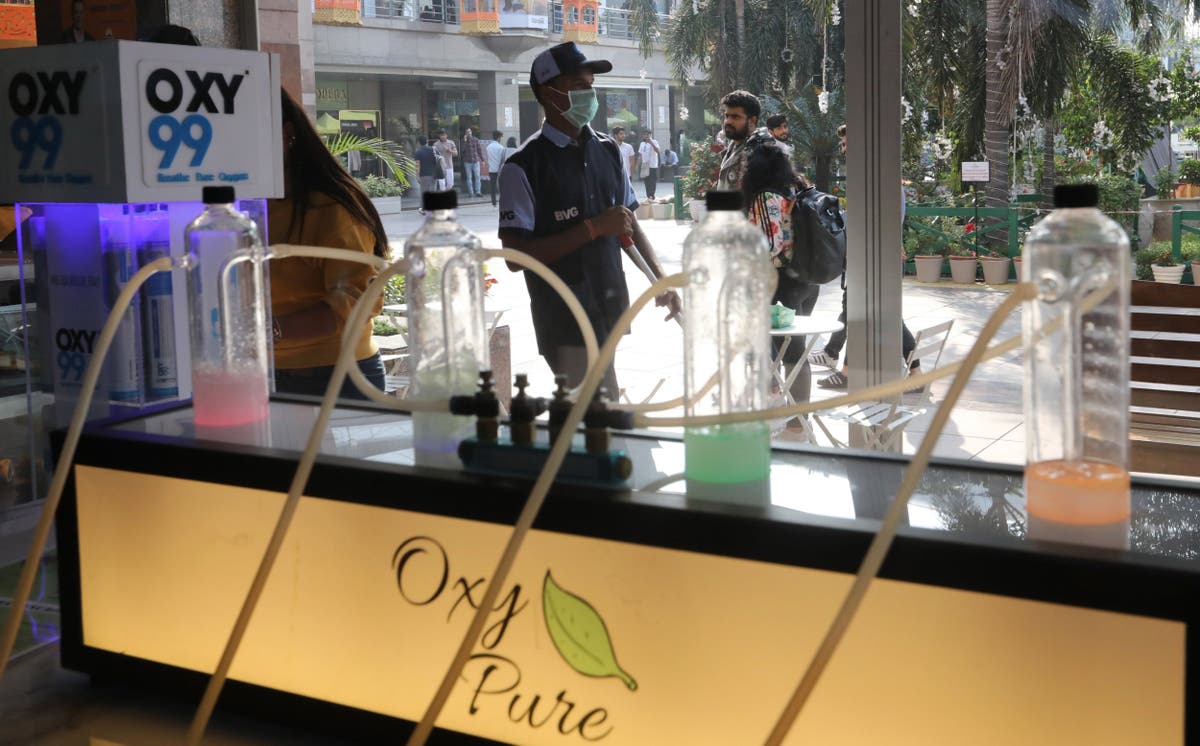 Delhi residents turn to oxygen bar as toxic smog engulfs city