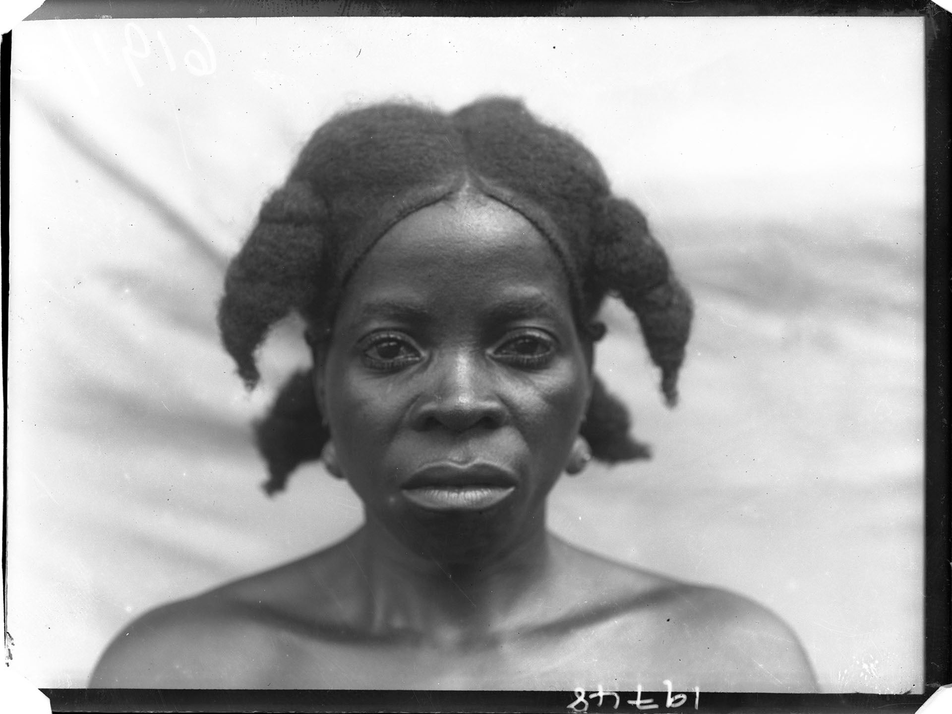 Portrait of Yainkain, head wife of Chief Seibureh, photographed by Thomas in Tormabum, Sierra Leone, 1915