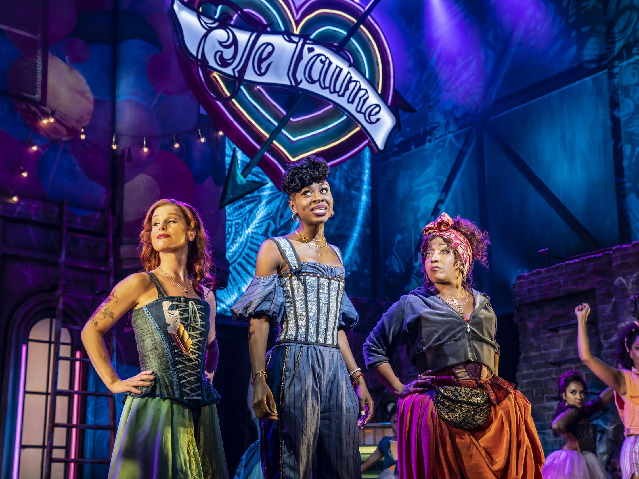 And Juliet Review Shaftesbury Theatre A Gloriously Silly Unexpectedly Poignant Production