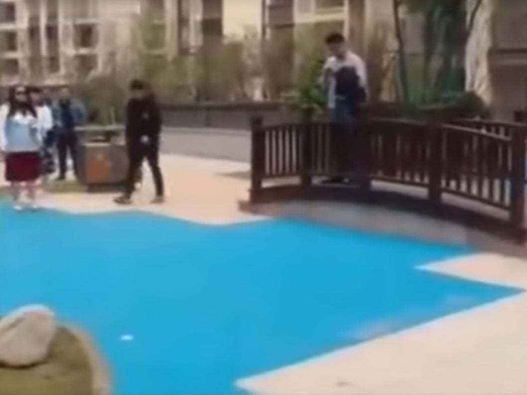 Homebuyers promised &apos;park views&apos; from new development get bright blue plastic lake instead