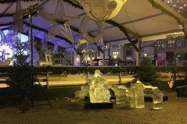 An ice sculpture collapsed in a Christmas market in Luxembourg, resulting in the death of a toddler