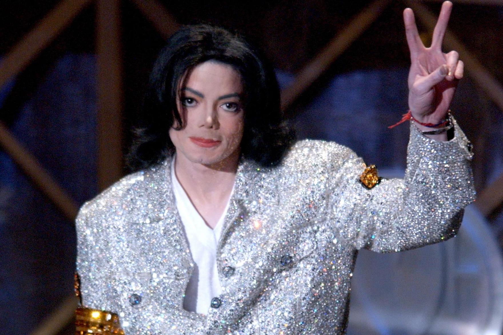 Michael Jackson accepts his Performer of the Century Award during the 29th Annual American Music Awards at the Shrine Auditorium on 9 January, 2002 in Los Angeles, California.