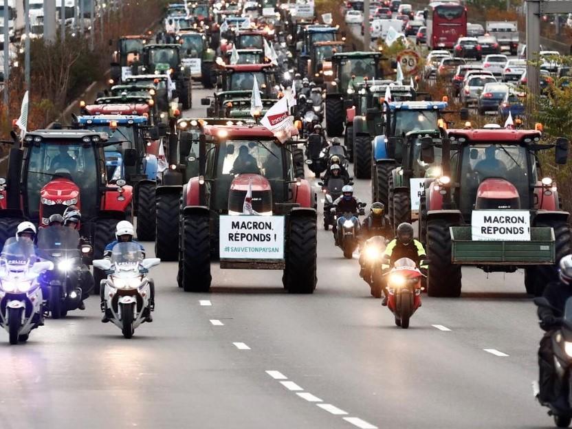 One thousand tractors roll into Paris for farmer protest