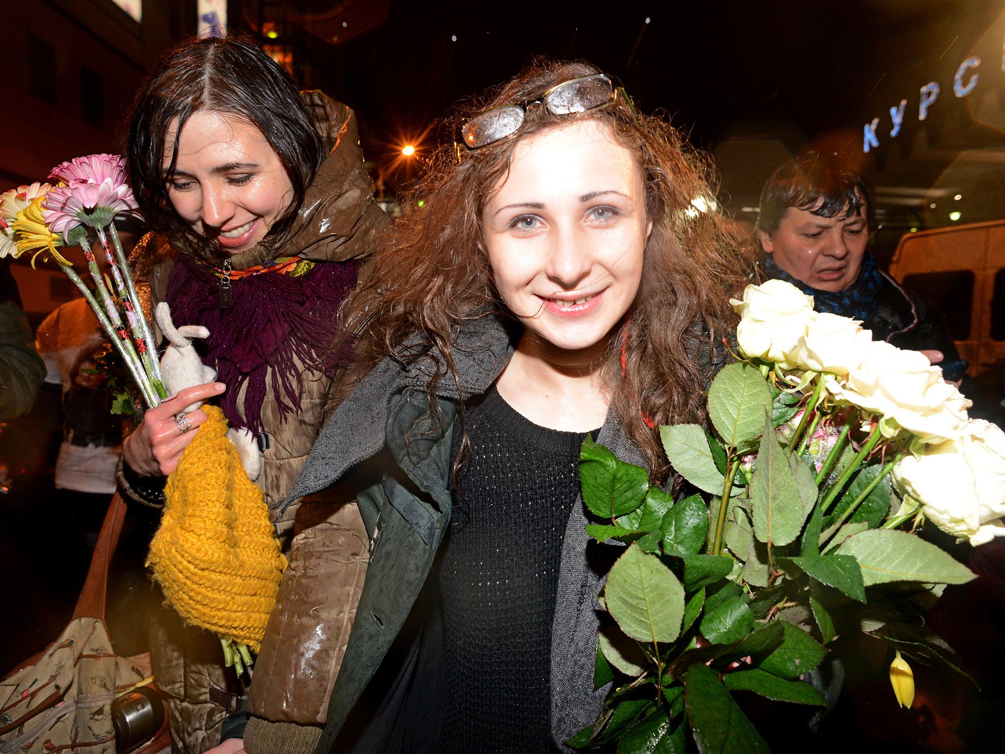 Maria Alyokhina (C), one of the jailed members of anti-Kremlin punk band Pussy Riot