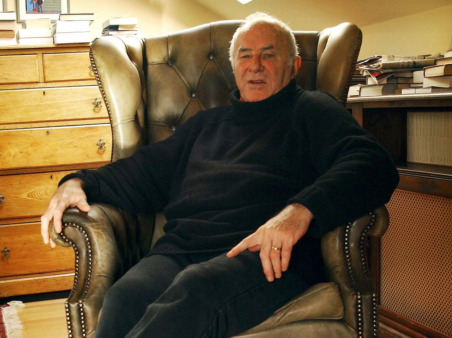 Clive James death: Acclaimed author, TV host and poet dies aged 80