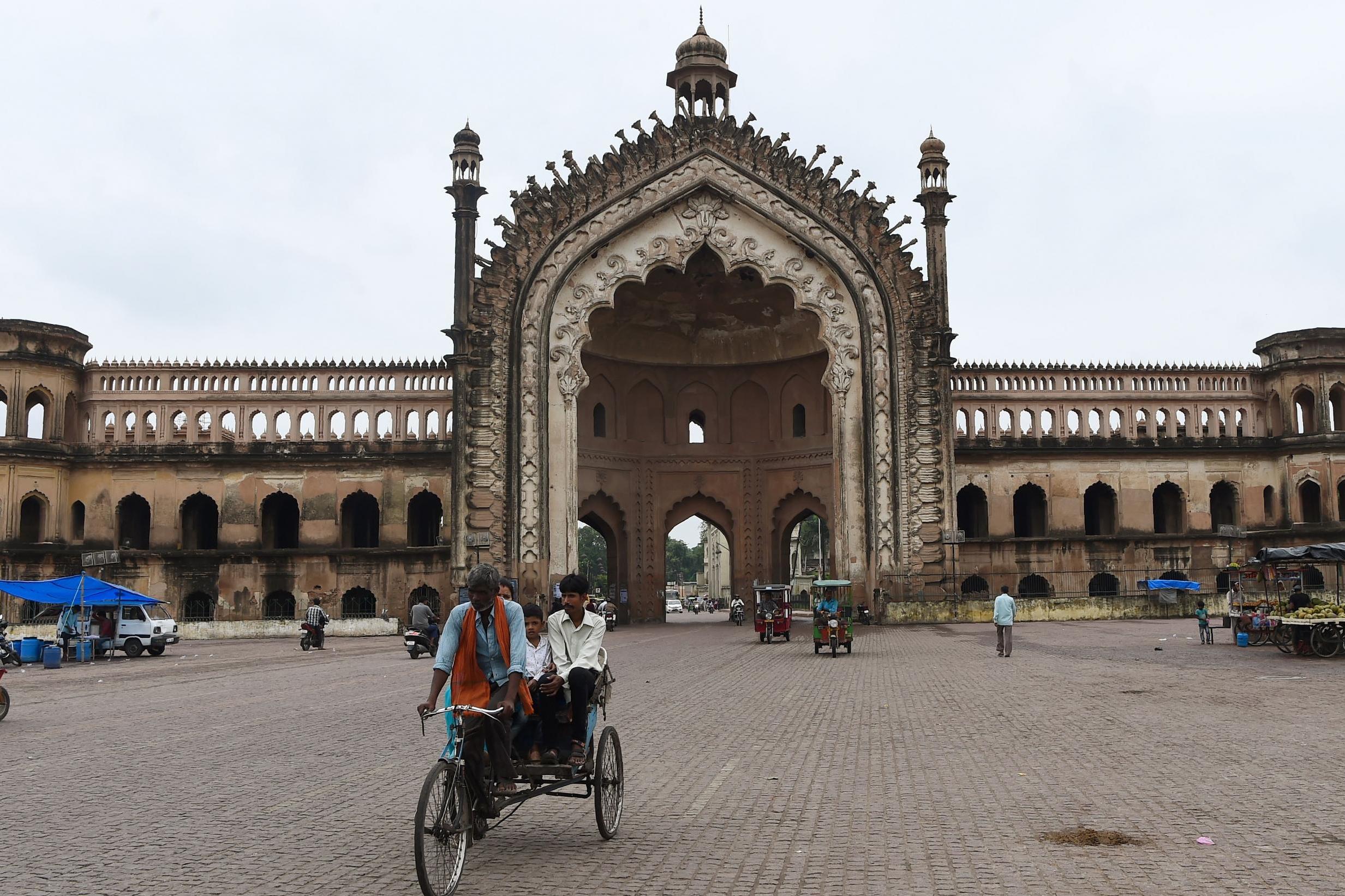 A rickshaw driver at the Rumi Darwaza gateway in Lucknow