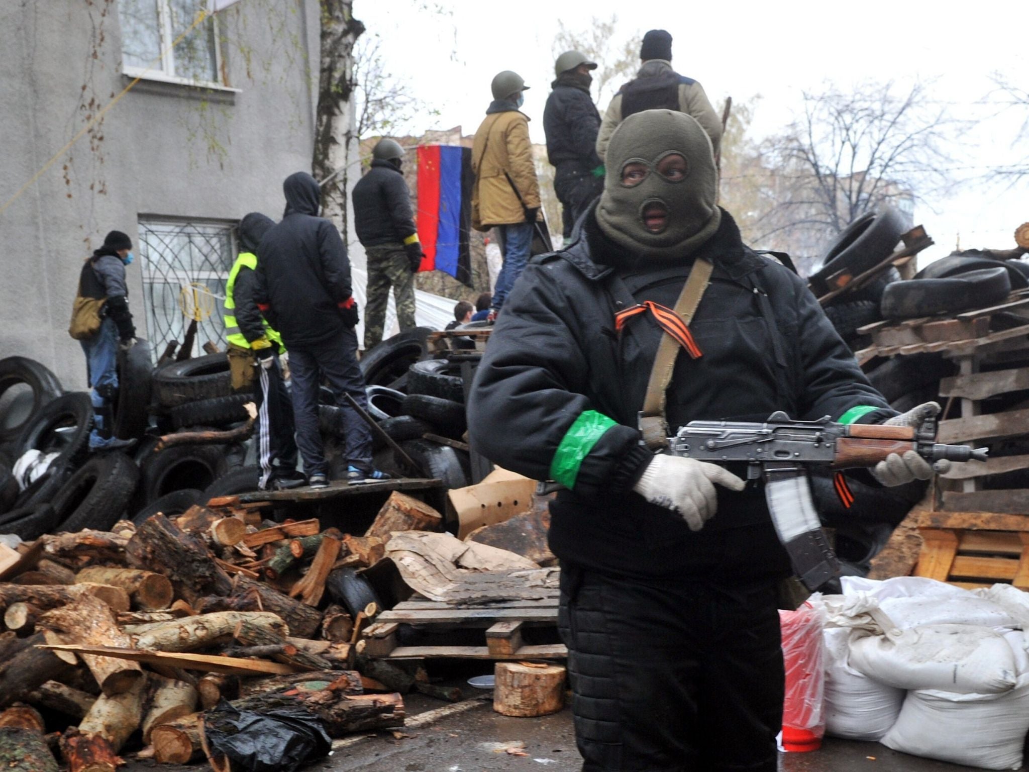 Armed pro-Russia protesters stand guard in Slavyansk, eastern Ukraine