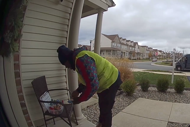 Delivery worker's reaction to finding snacks goes viral (Facebook)