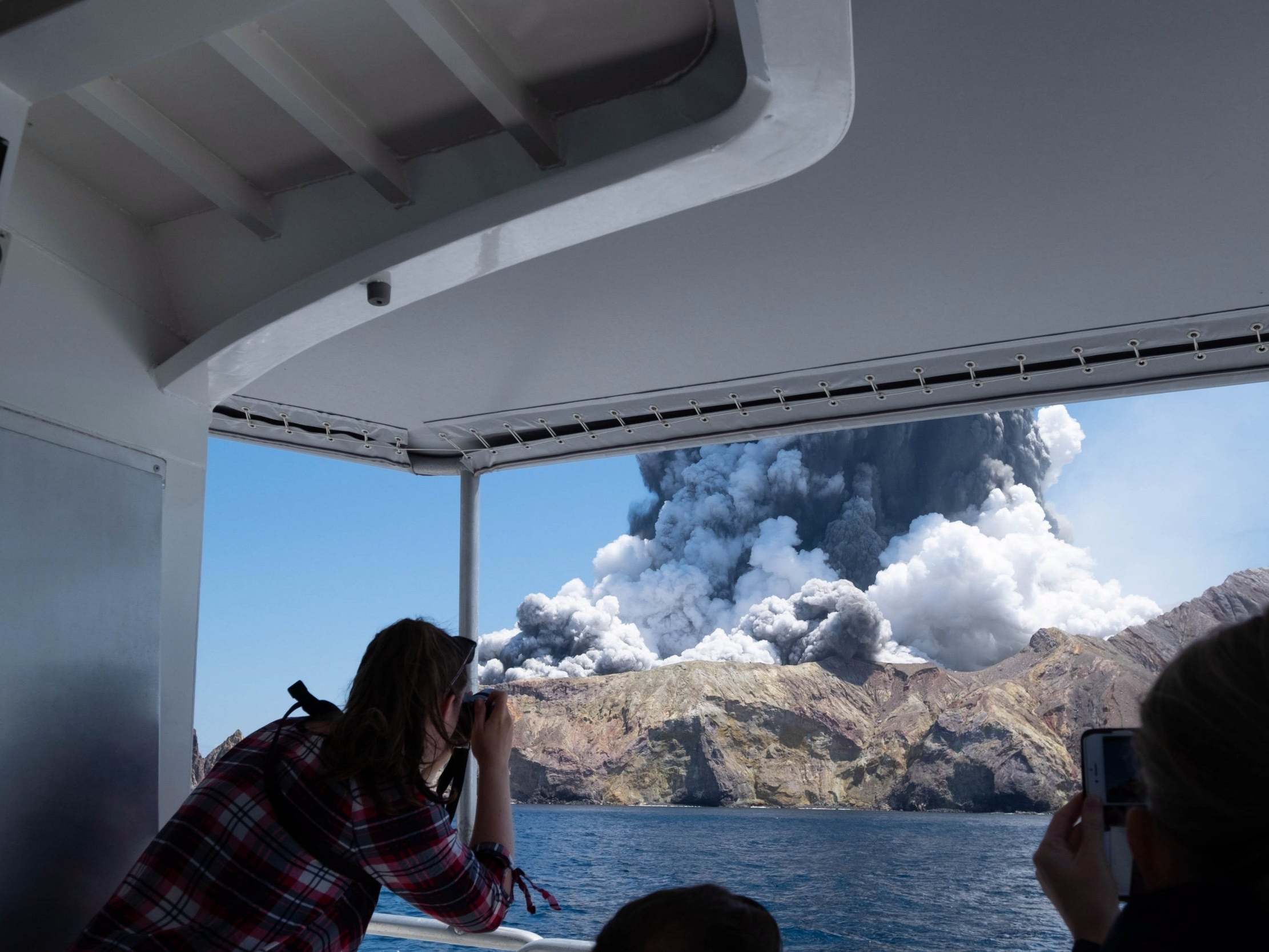 Uma imagem fornecida pelo visitante Michael Schade mostra o vulcão White Island (Whakaari) em erupção,