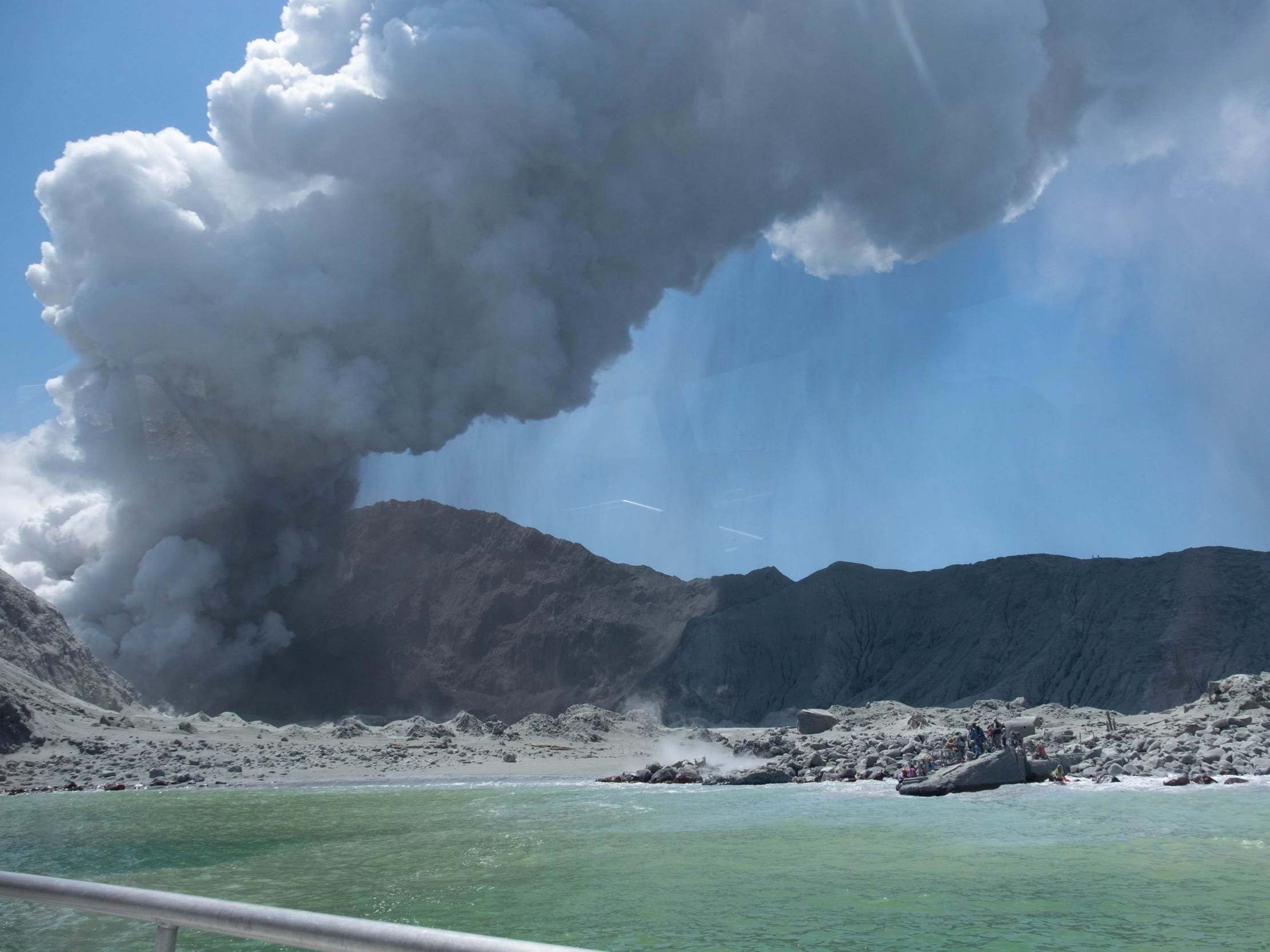 Uma imagem fornecida pelo visitante Michael Schade mostra o vulcão da Ilha Branca (Whakaari) em erupção