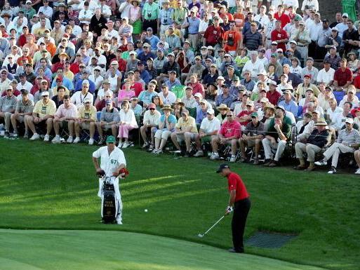 Tiger Woods chips onto the 16th green at Augusta, 2005
